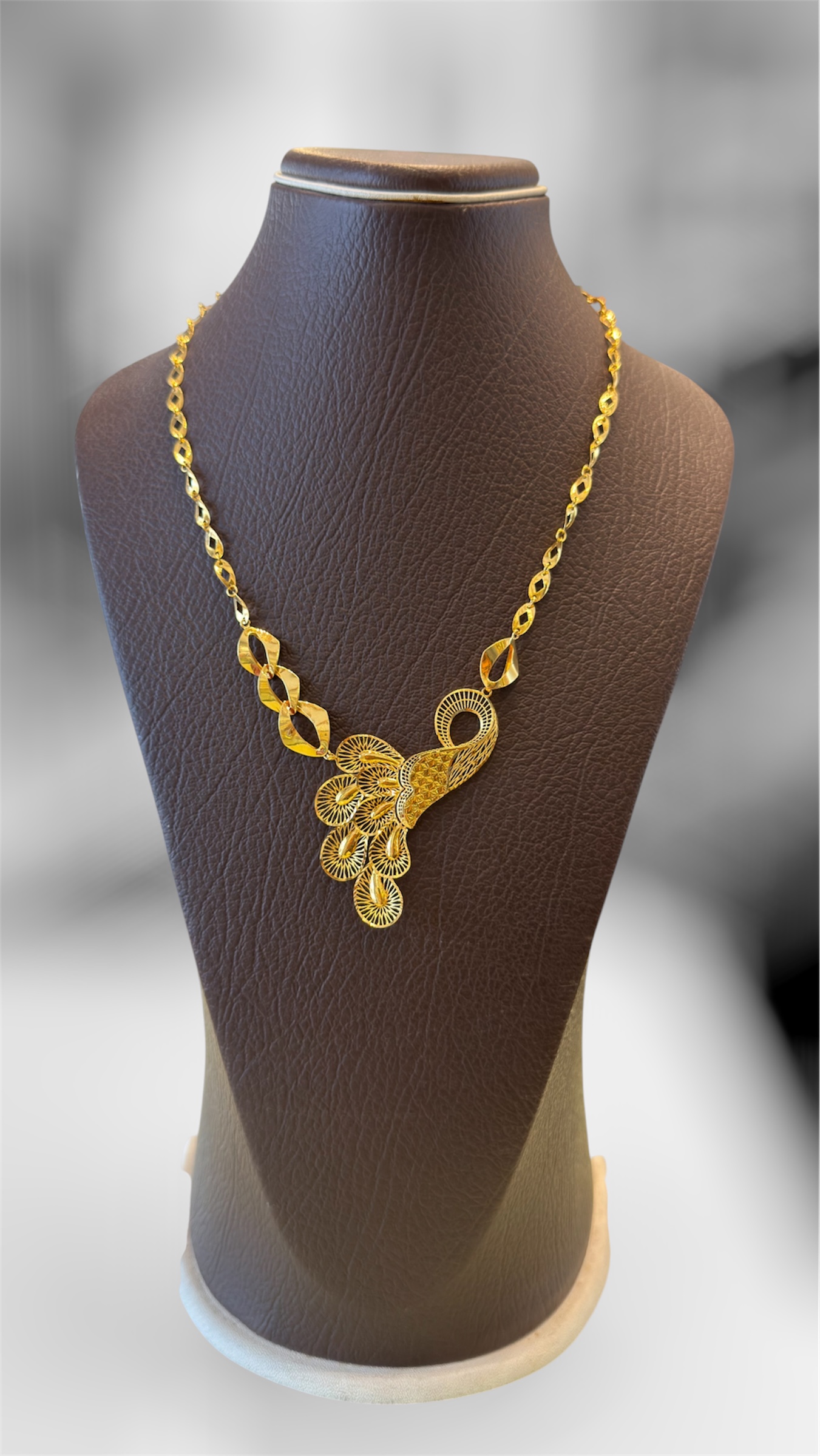 Elegant 21K Gold Peacock Filigree Necklace - Image 2