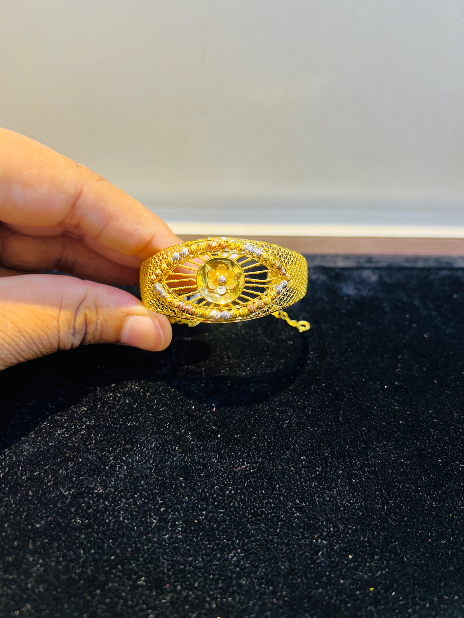 Elegant Floral Eyelet Gold Sabona - Image 3