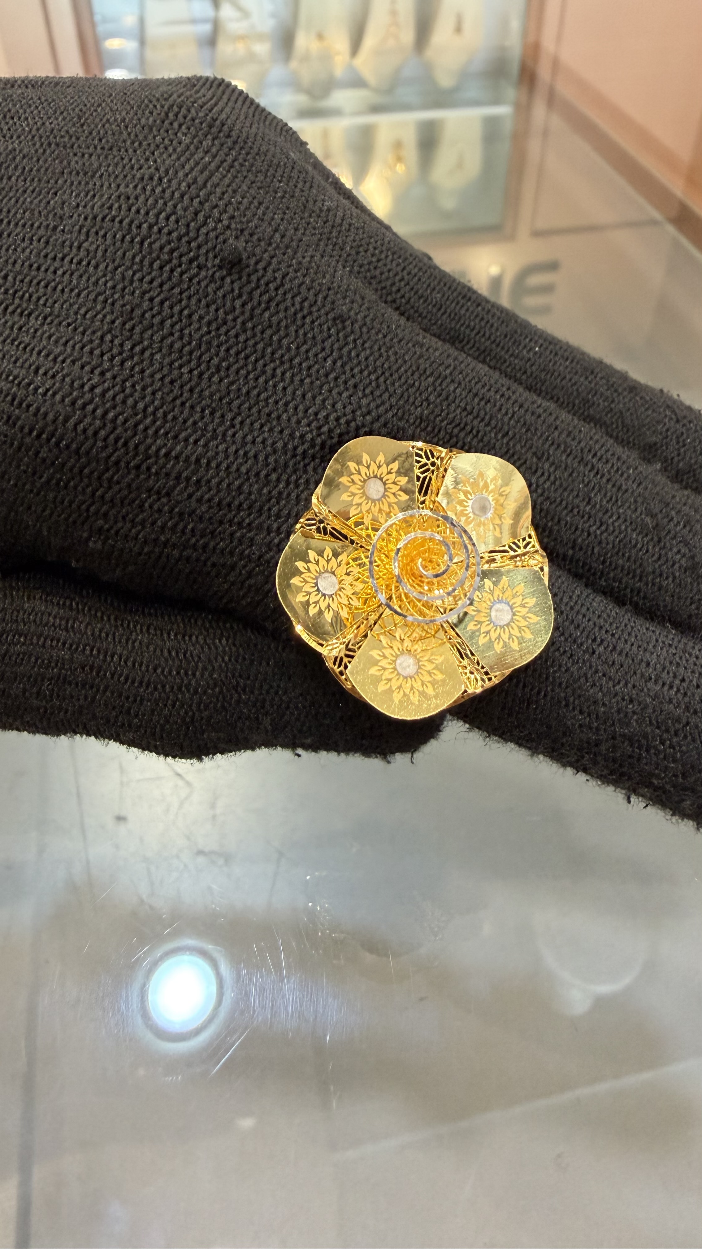 🌺 Elegant Gold Floral Cocktail Ring - Image 3