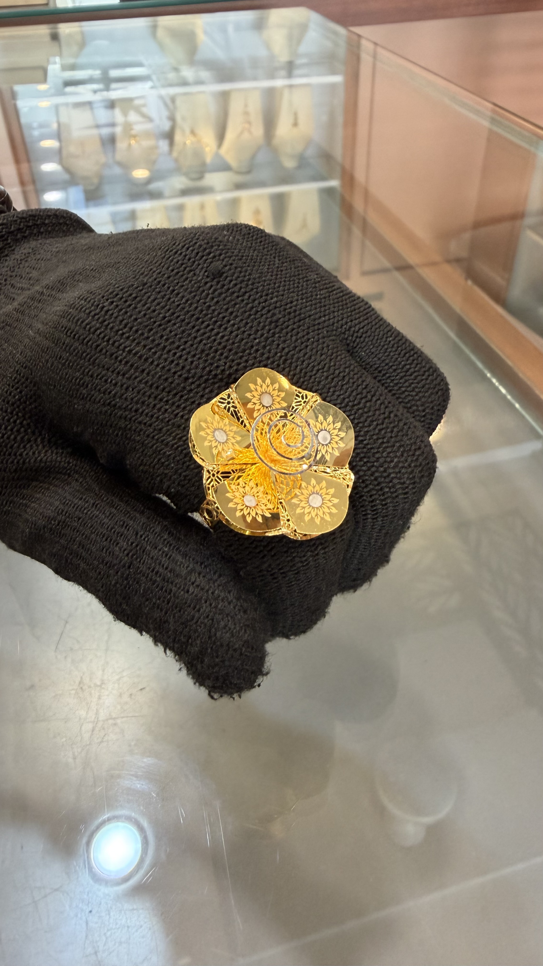 🌺 Elegant Gold Floral Cocktail Ring - Image 2