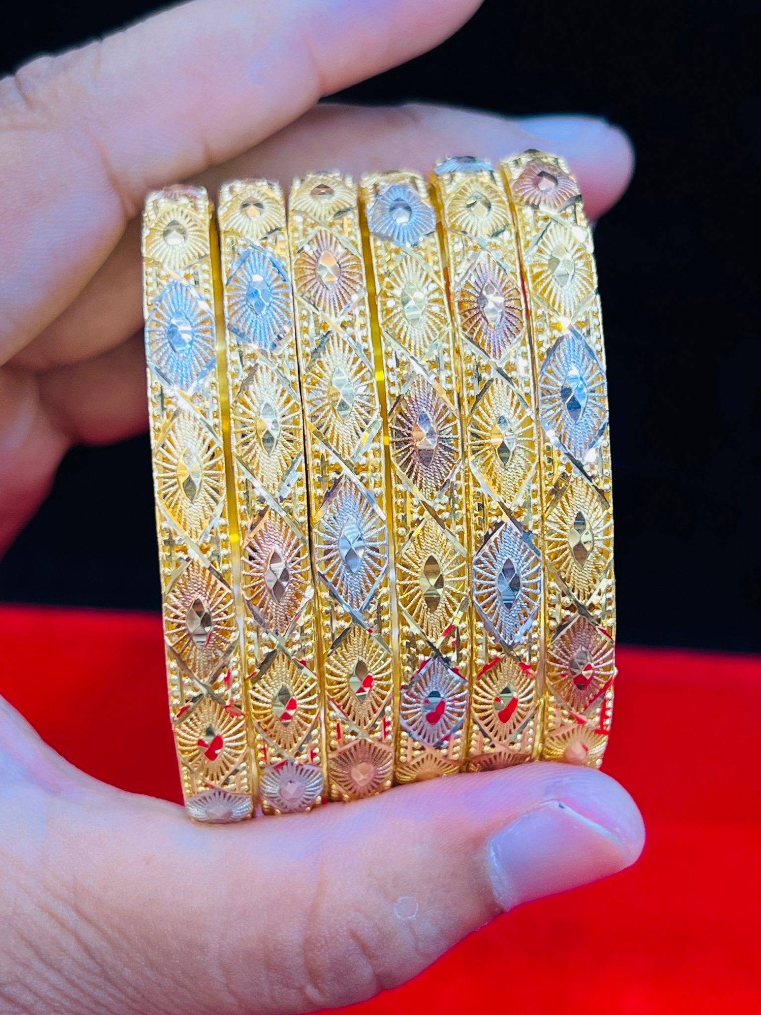 Elegant Tri-Tone Textured Bangle Set – 6 Pieces - Image 4