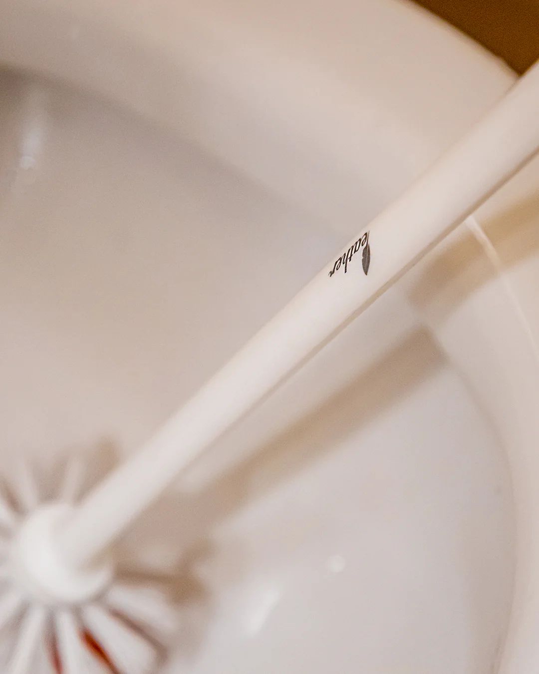 Feather Toilet Brush with Holder – Hygienic Bathroom Cleaning Set - Image 2