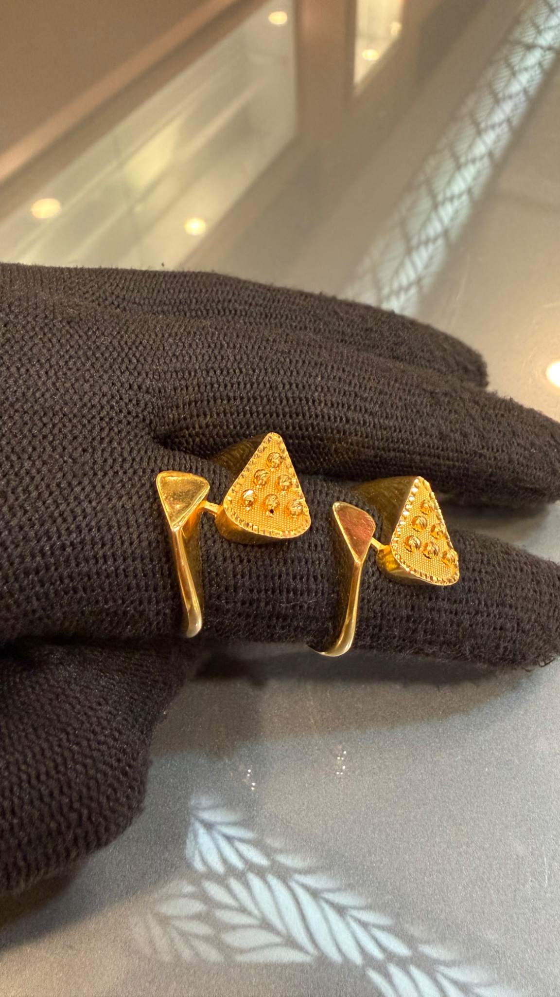 Geometric Elegance: 21kt  Ring - Image 2
