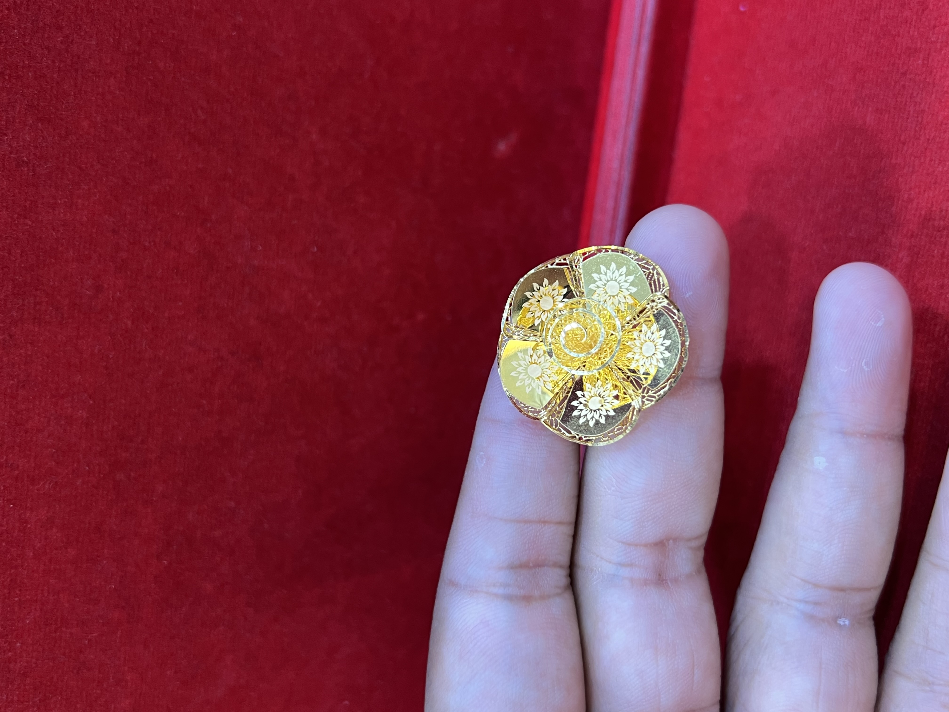 Luxury Gold Rose Statement Ring – Adjustable Floral Design - Image 2