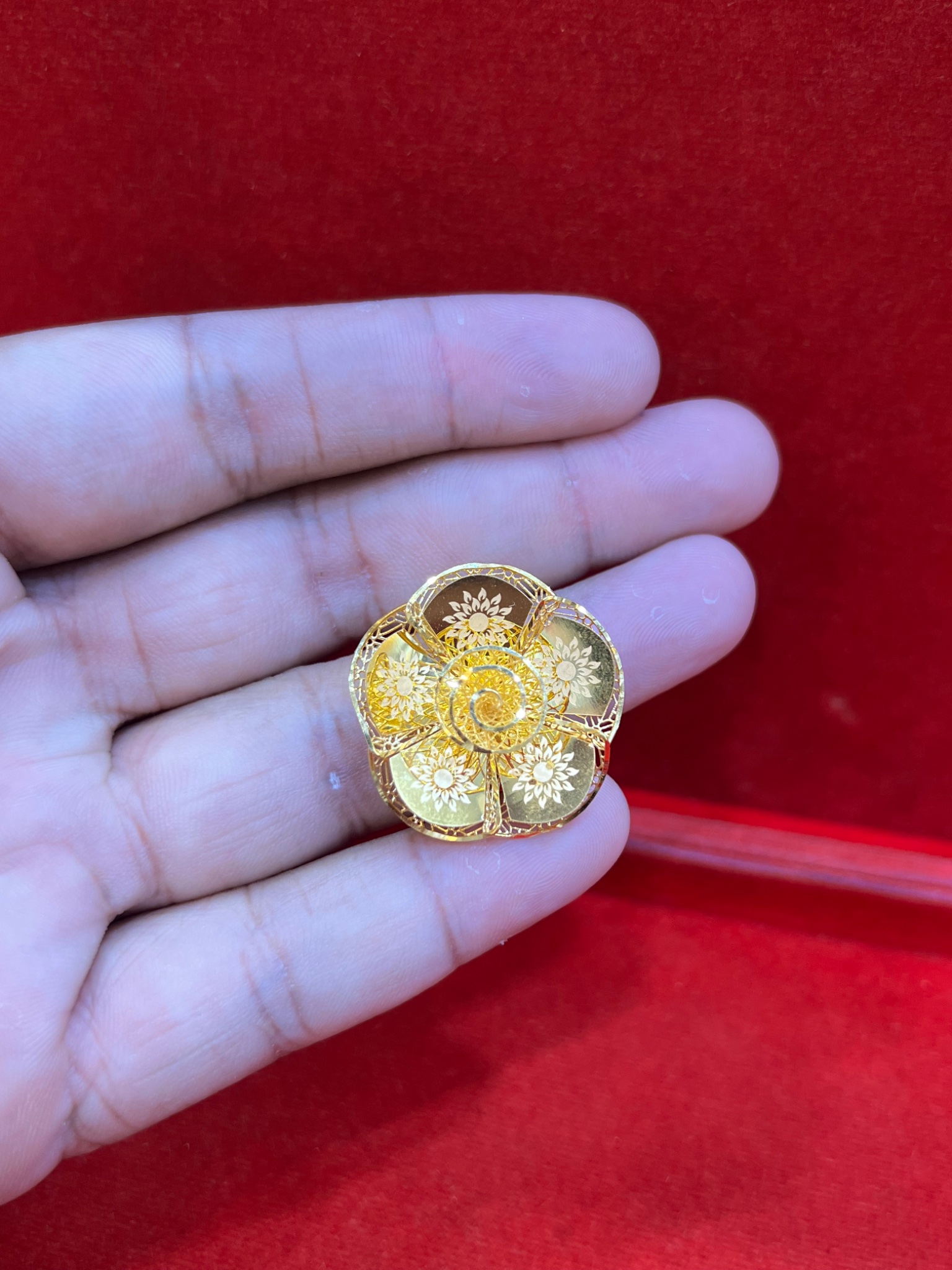 Luxury Gold Rose Statement Ring – Adjustable Floral Design - Image 5