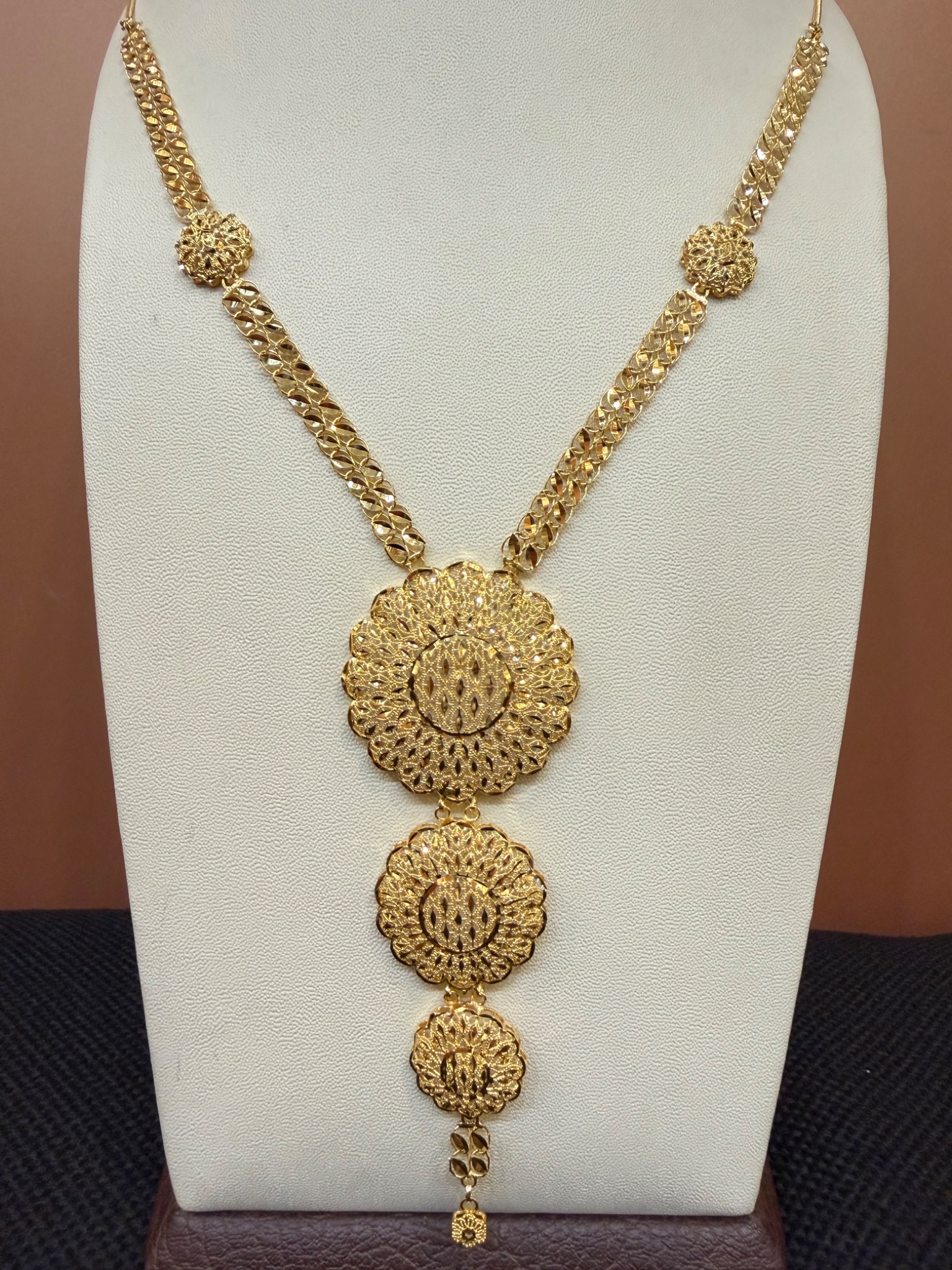 Traditional three-tier graduated pendant with a delicate droplet finish - Image 3