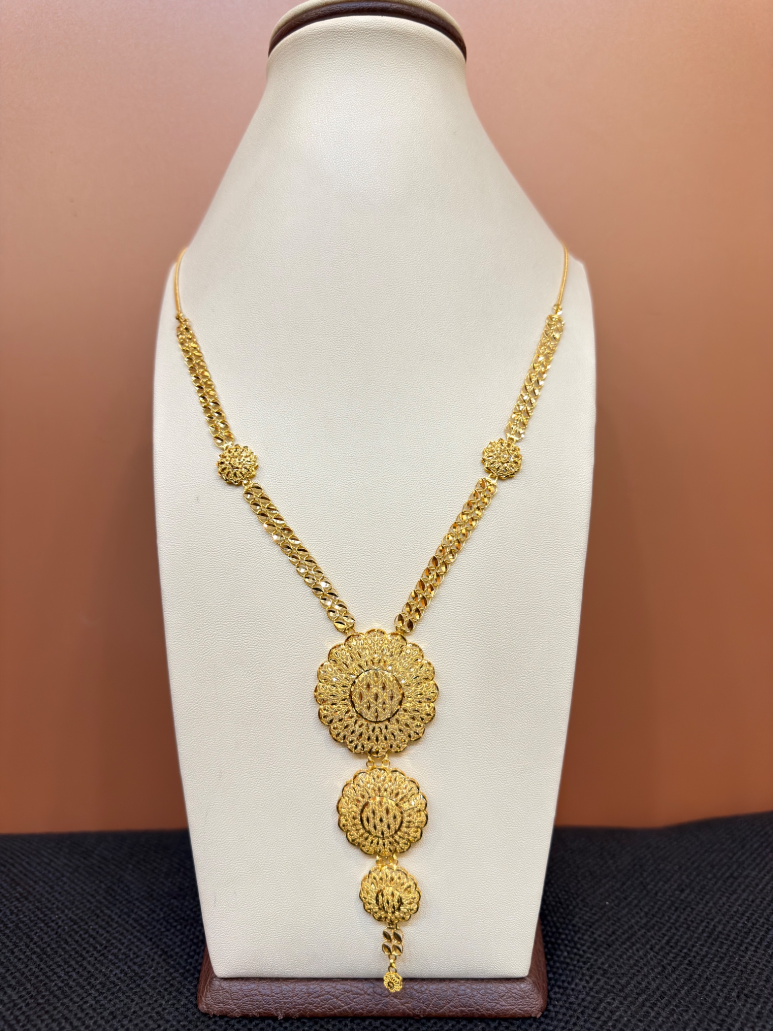 Traditional three-tier graduated pendant with a delicate droplet finish - Image 2